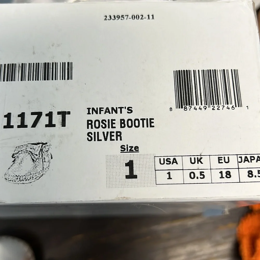 NIB Minnetonka Infant’s Rosie Bootie SILVER